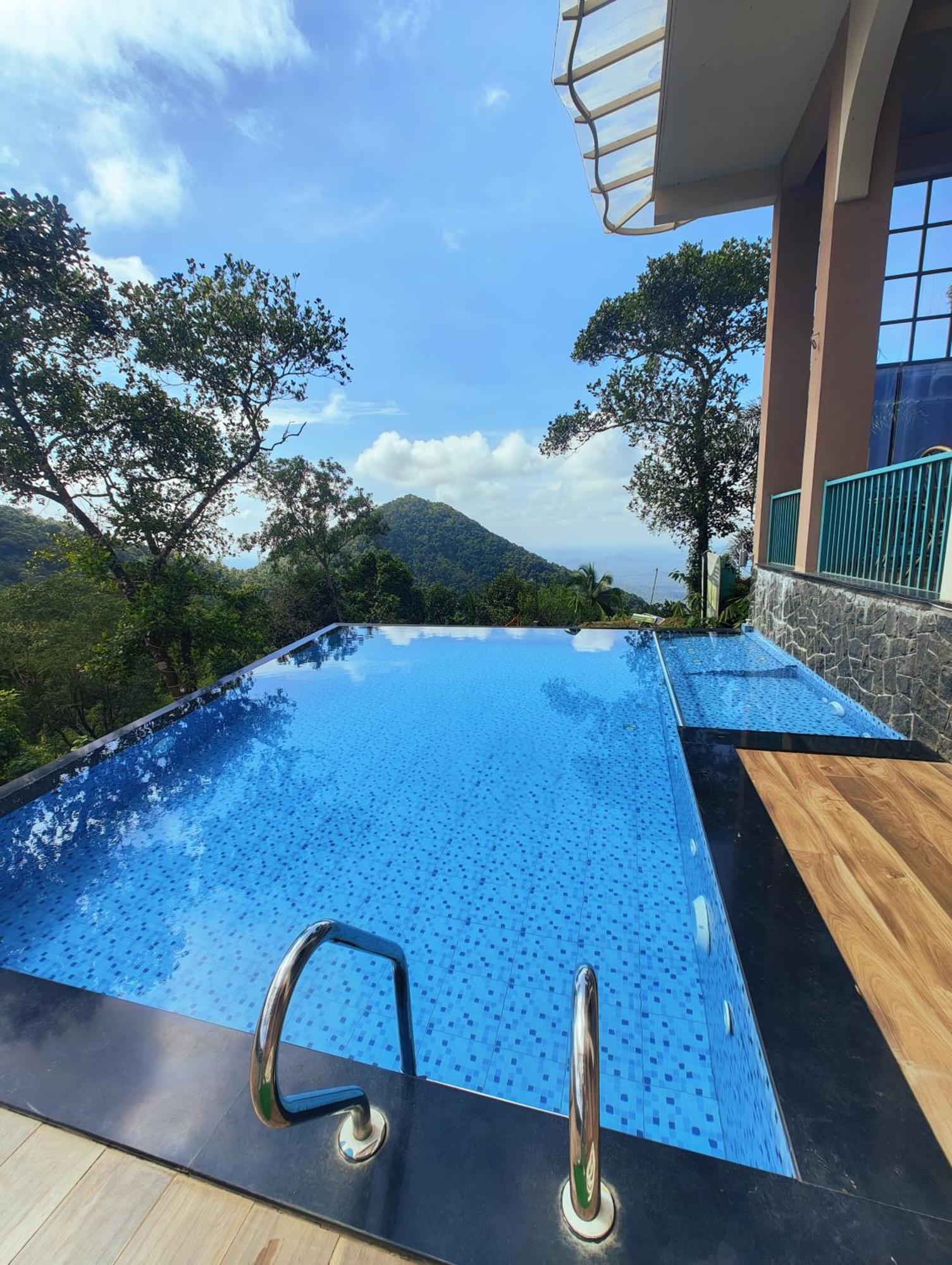 Mount Stratus Resort Vayalada Balussery Exterior photo